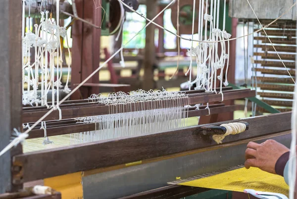 Weave kapas sutra pada alat tenun kayu manual — Stok Foto
