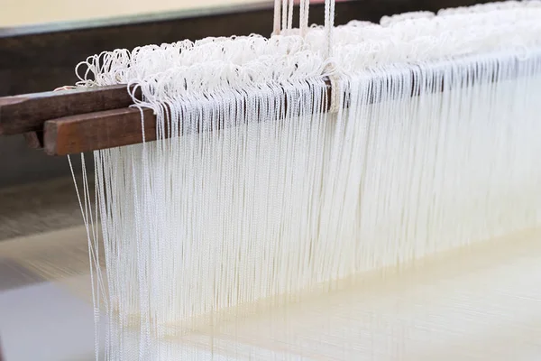 Weave silk cotton on the manual wood loom — Stock Photo, Image