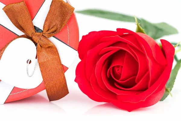 Close up vermelho rosa e caixa em forma de coração no branco — Fotografia de Stock