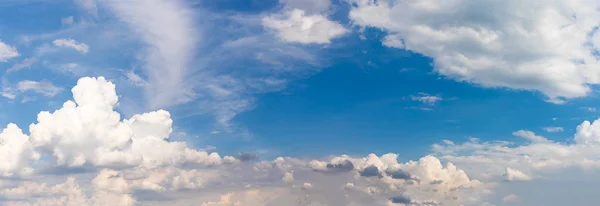 梦幻般的全景白云对蓝天 — 图库照片