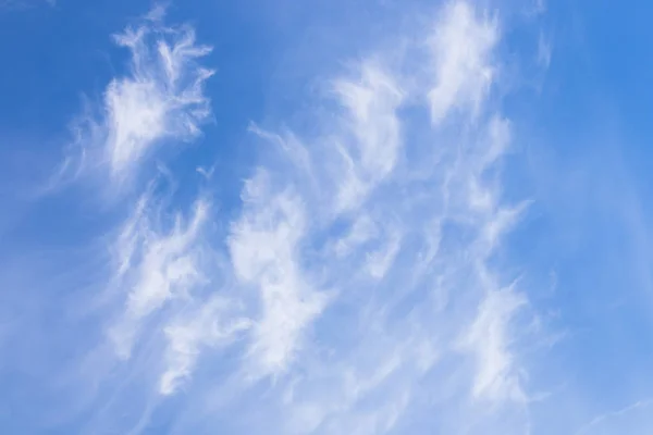 Blå himmel med fluffiga moln — Stockfoto