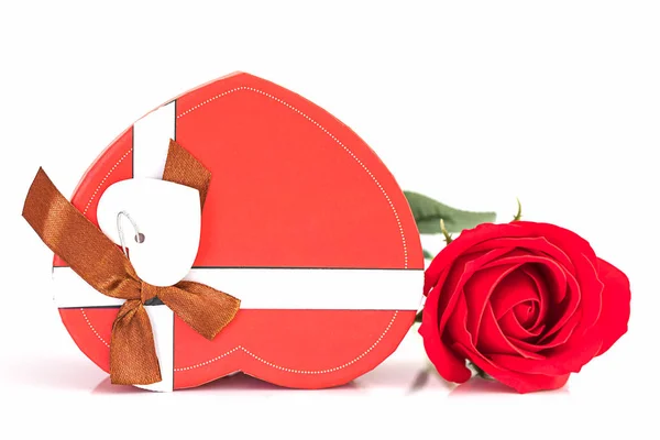 白色的红玫瑰和心形盒子 — 图库照片