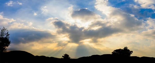 Tramonto panoramico con nuvole nel cielo crepuscolo con montagne s — Foto Stock