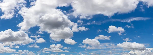 Fantásticas nubes blancas panorámicas contra el cielo azul —  Fotos de Stock