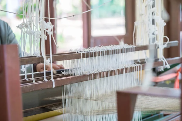Tejer algodón de seda en el telar de madera manual —  Fotos de Stock