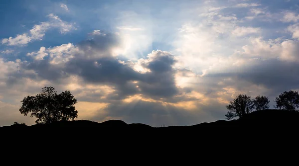Pôr do sol panorâmico com nuvens no céu crepúsculo com montanha s — Fotografia de Stock