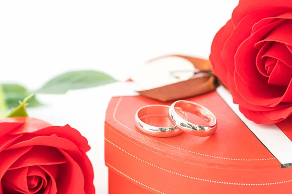 Rosa vermelha e caixa em forma de coração no branco — Fotografia de Stock