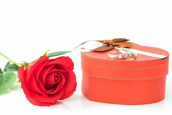 Rosa roja y caja en forma de corazón en blanco —  Fotos de Stock