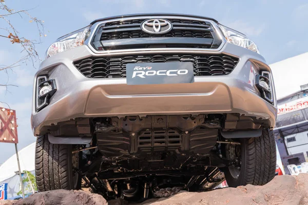 Pickup Truck auta Toyota Hilux Revo Rocco na displeji — Stock fotografie