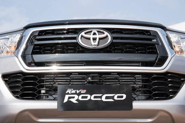 Пикап Автомобиль Toyota Hilux Revo Rocco на выставке — стоковое фото