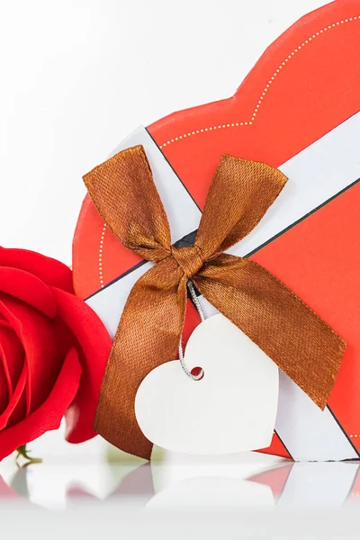 Rosas vermelhas e caixa em forma de coração em branco — Fotografia de Stock
