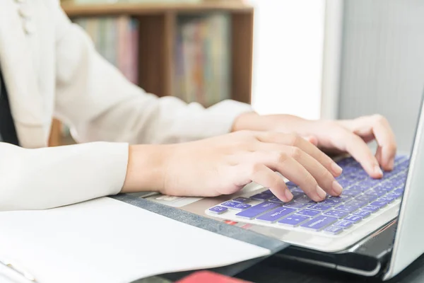 Mano che lavora su computer portatile — Foto Stock