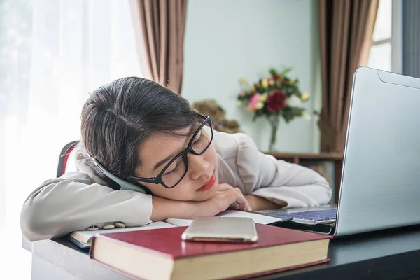 Adolescente chica pelo corto dormir en el escritorio después de trabajar —  Fotos de Stock