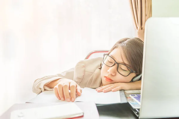 Adolescente chica pelo corto dormir en el escritorio después de trabajar —  Fotos de Stock