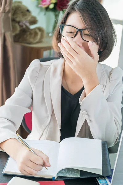 Ragazza adolescente che lavora sul computer portatile in ufficio a casa — Foto Stock