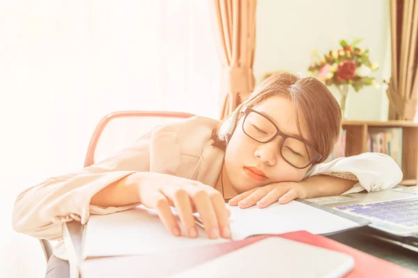 Teenager Mädchen kurze Haare entspannt nach der Arbeit — Stockfoto