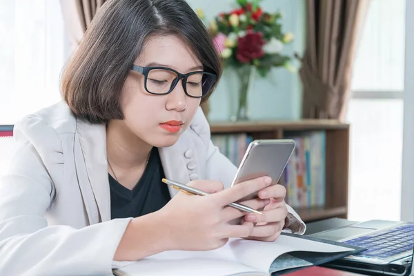 Ragazza adolescente che lavora a casa ufficio — Foto Stock