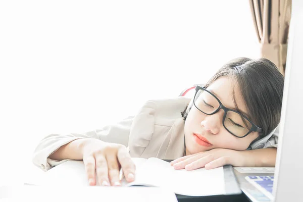 Teenager Mädchen kurze Haare Schlaf auf dem Schreibtisch nach der Arbeit — Stockfoto