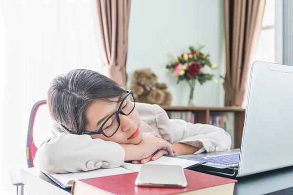 Teenager Mädchen kurze Haare Schlaf auf dem Schreibtisch nach der Arbeit — Stockfoto