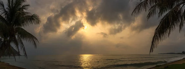 Puesta de sol con dramática nube sobre el mar — Foto de Stock