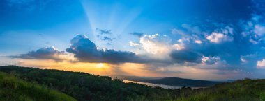Panorama Günbatımı alacakaranlık saatinde ışık ile gökyüzü