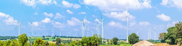 パノラマ風力発電機が丘の上に並ぶ — ストック写真