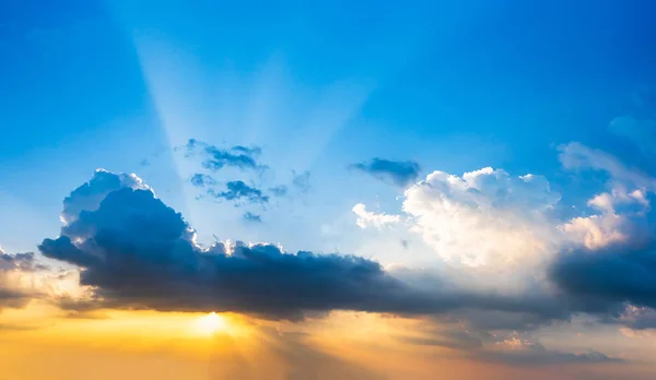 Céu do pôr-do-sol com nuvens no crepúsculo — Fotografia de Stock