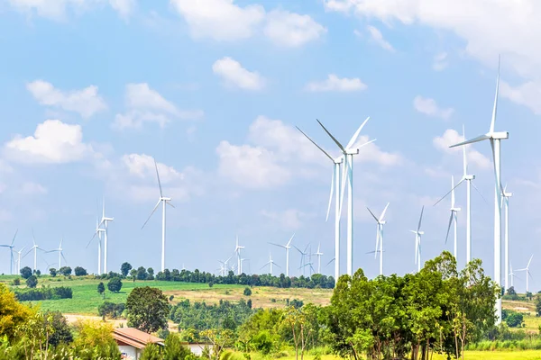 Vindturbingeneratorer kantar bergstopparna — Stockfoto