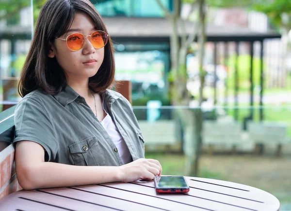 Mujer sentada en la terraza del café —  Fotos de Stock