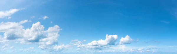 Nuvem fofa panorâmica no céu azul — Fotografia de Stock