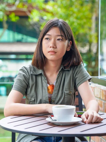 Kvinna som sitter på ett kafé terrass — Stockfoto