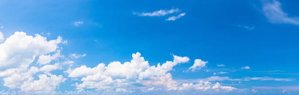 Céu azul panorâmico e nuvem — Fotografia de Stock