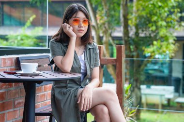 Kafe terasında oturan kadın.