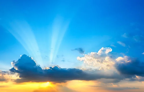 Himmel bei Sonnenuntergang mit Wolken in der Dämmerung — Stockfoto