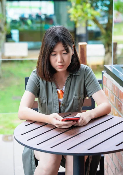 Mujer sentada en la terraza del café —  Fotos de Stock