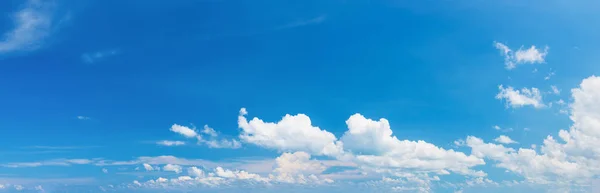 Nuvem fofa panorâmica no céu azul — Fotografia de Stock