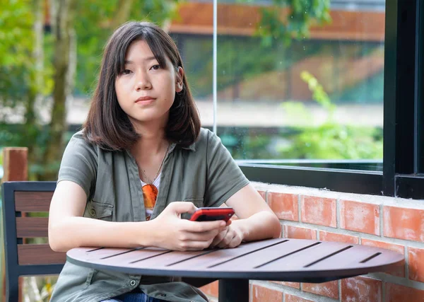 Kvinna som sitter på caféets terrass — Stockfoto