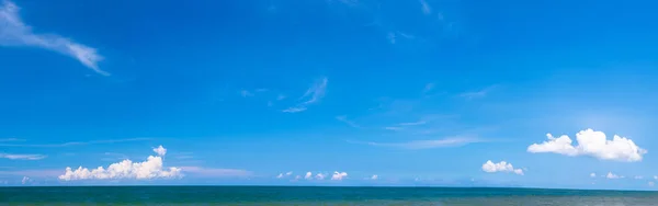 Meerblick mit blauem Himmel und Wolken — Stockfoto