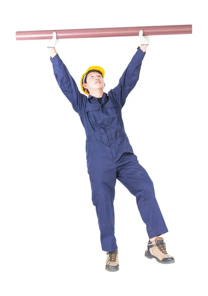 Klempner in Uniform hält PVC-Rohr auf weiß — Stockfoto