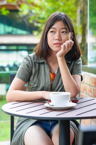 Kvinna som sitter på ett kafé terrass — Stockfoto