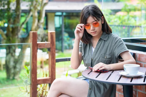 Mujer sentada en una terraza cafetería —  Fotos de Stock