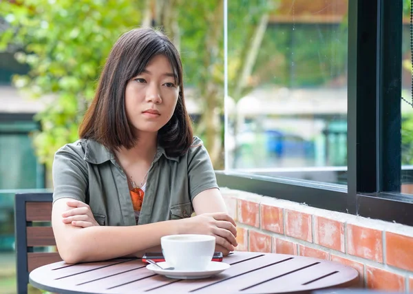 Femme assise dans un café terrasse — Photo