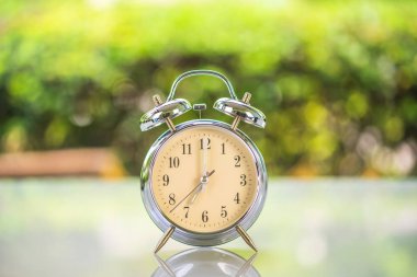 tablo üzerinde gümüş çalar saat