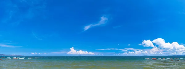 Paysage marin panoramique avec ciel bleu et nuage — Photo