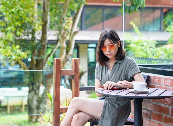 Mujer sentada en una terraza cafetería —  Fotos de Stock