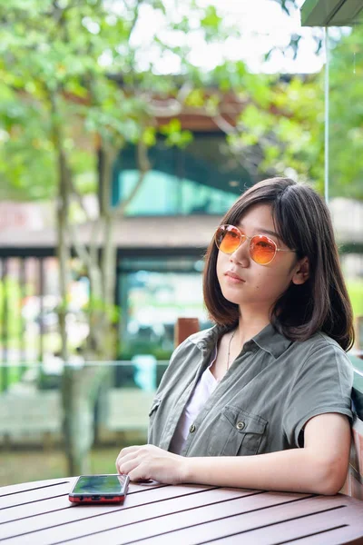 Woman sitting in cafe terrace — Stock Photo, Image