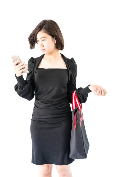 Woman carrying a black shopping bag using cellphone shopping onl — Stock Photo, Image