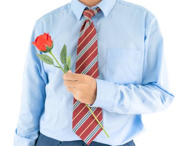 Beyaz arka planda kırmızı gül tutan adam