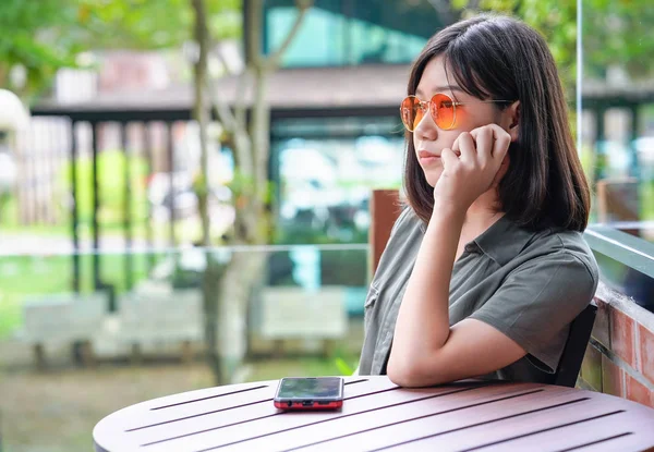 Mujer sentada en la terraza del café —  Fotos de Stock