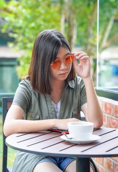 Mujer sentada en una terraza cafetería —  Fotos de Stock